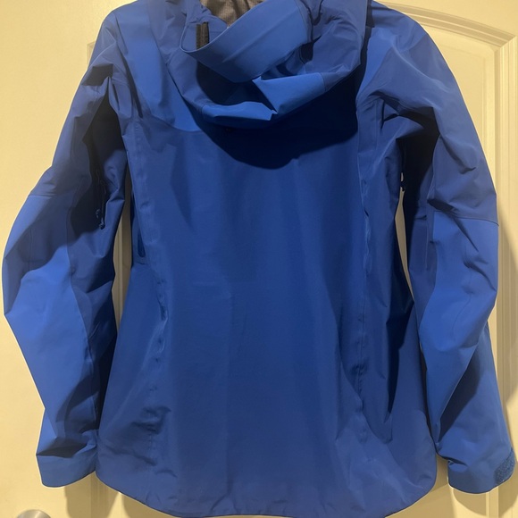 Arc’teryx Alpha AR women’s gore-tex jacket in somerset blue. - Picture 2 of 6